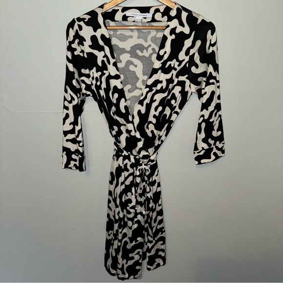 Diane Von Furstenberg Julian 100% Silk Jersey Wrap Dress Black and White - Picture 2 of 11